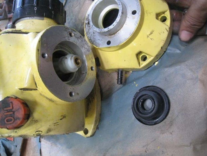 huong dan thay the oil seal bi rach tren bom dinh luong milton roy 1