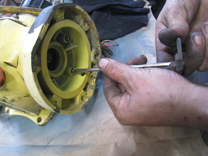 huong dan thay the oil seal bi rach tren bom dinh luong milton roy 2