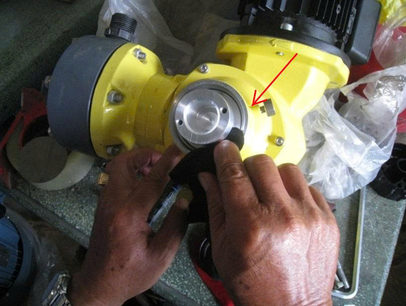 Hướng dẫn xử lý rò rỉ dầu bôi trơn tại núm điểu chỉnh lưu lượng bơm định lượng Milton Roy 12 huong dan xu ly ro ri dau boi tron tai num dieu chinh luu luong milton roy 11