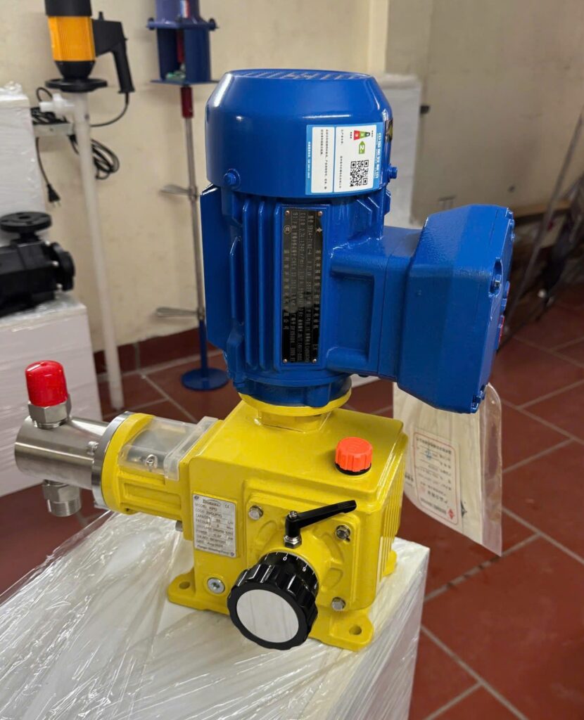Bơm định lượng piston Dosaki – Giải pháp bơm hóa chất áp lực cao, lưu lượng lớn 2 bom dinh luong dosaki 6 1