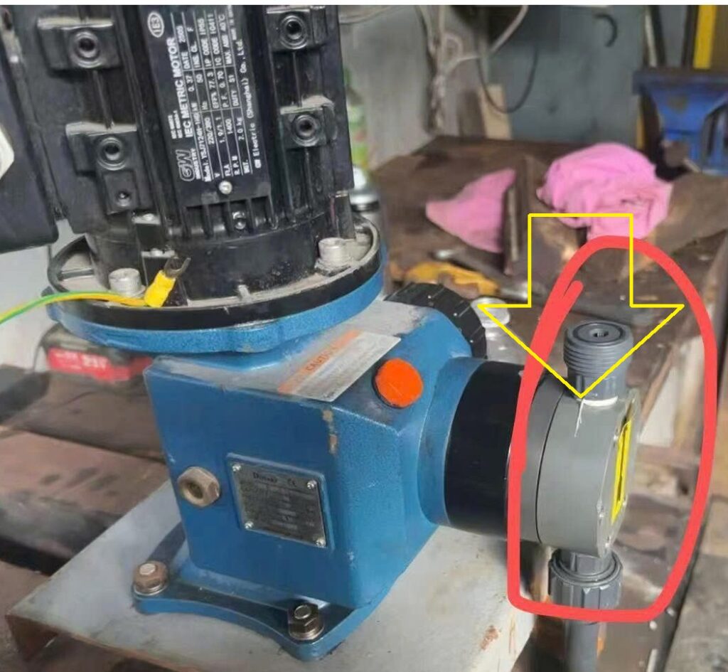 Cảnh Báo Quấn Băng Tan Vào Cổ Hút, Cổ Xả Bơm Định Lượng – Có Thể Gây Nứt Đầu Bơm 2 dau bom dinh luong bi nut